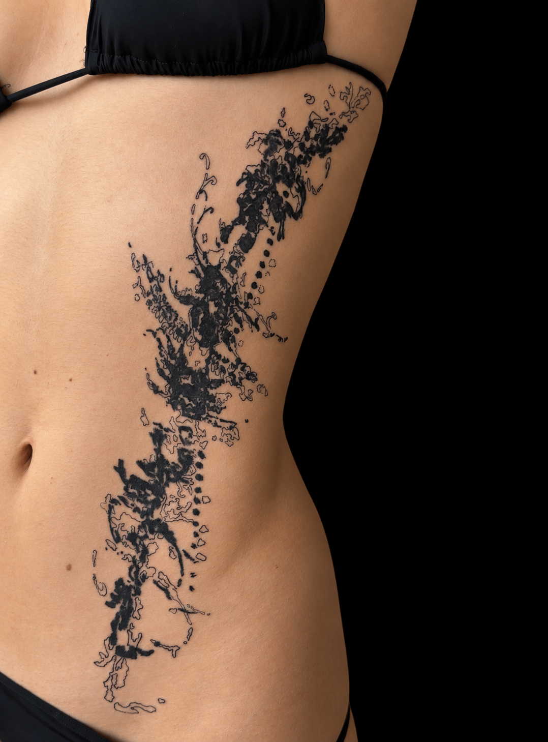 Tatuaje orgánico de tinta negra en el torso / Organic black ink torso tattoo