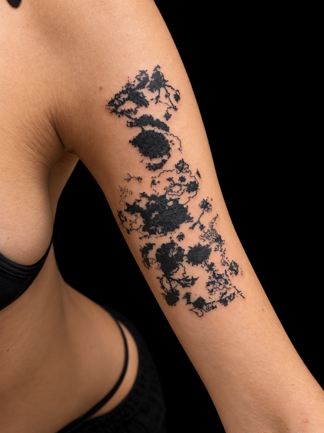 Tatuaje orgánico de tinta negra en el brazo / Organic black ink arm tattoo