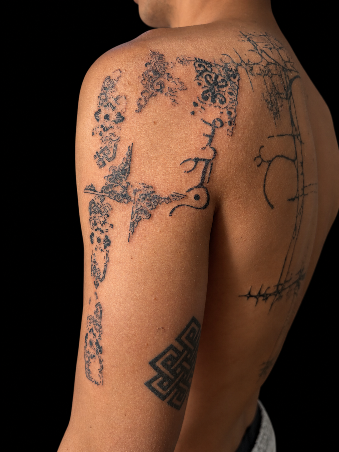 Tatuaje geométrico en el hombro / Geometric shoulder tattoo