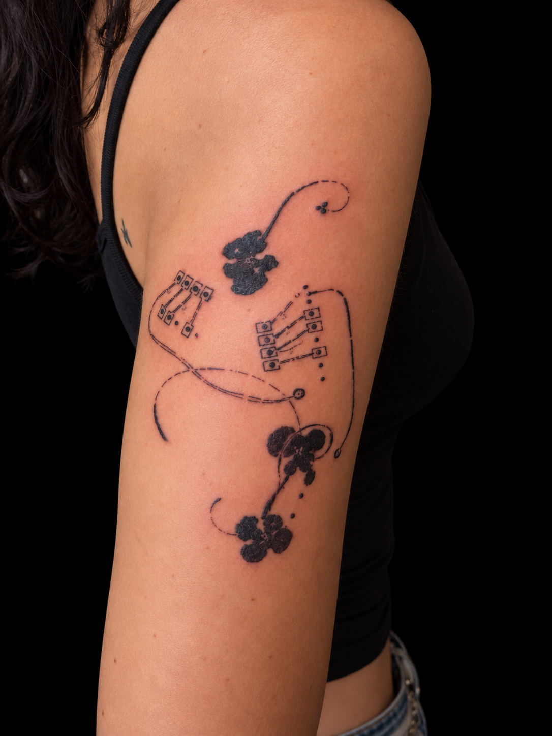 Tatuaje de nodos y líneas en el brazo / Node and line arm tattoo