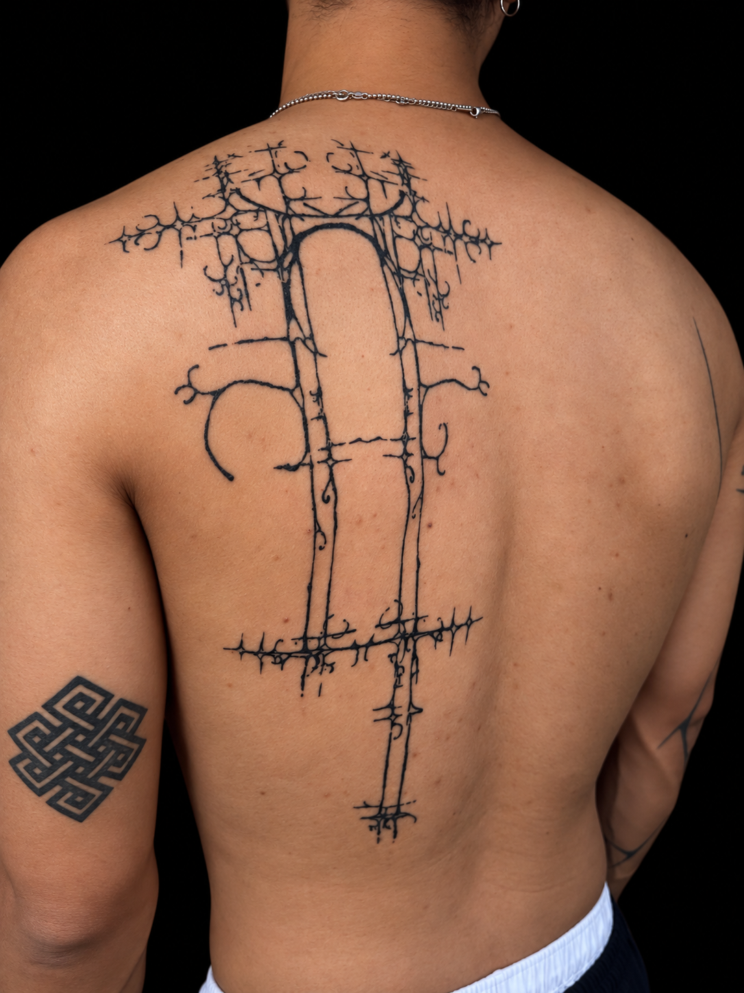 Tatuaje ornamental de líneas en la espalda / Ornamental linework back tattoo