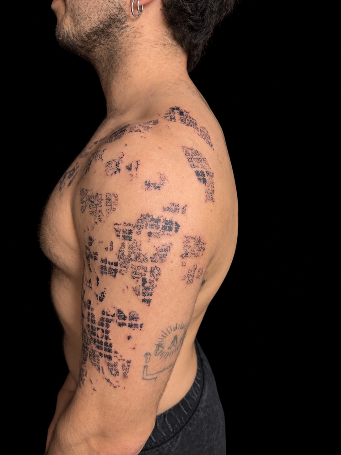 Tatuajes de glifos en el costado y brazo / Glyph tattoos on side and arm