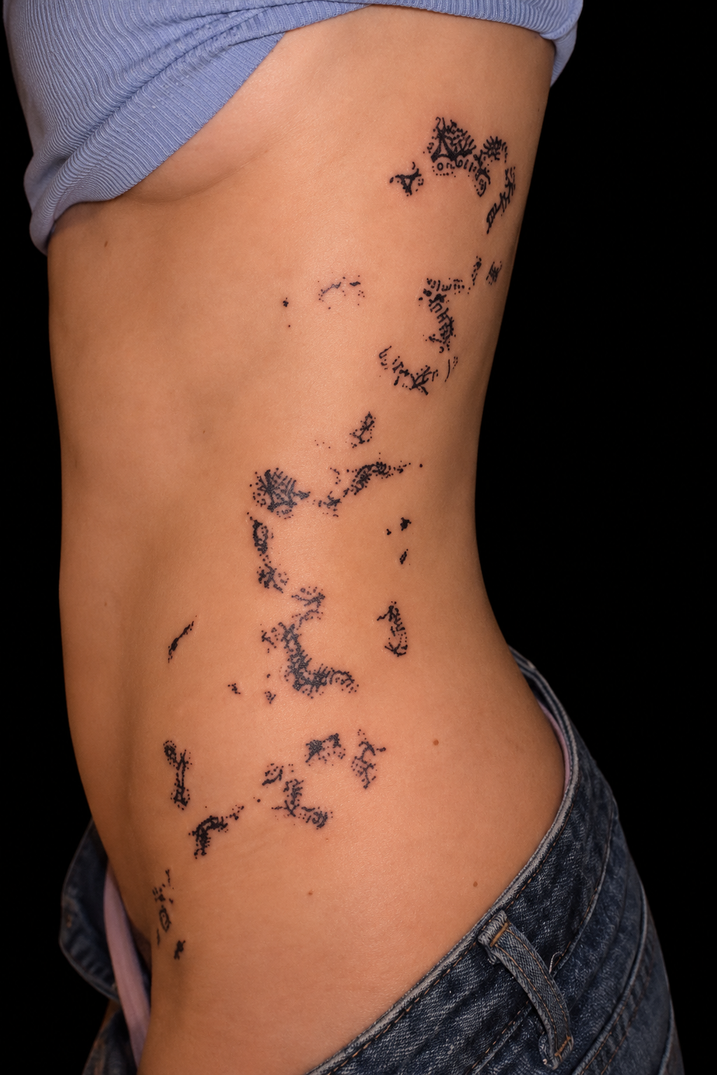 Tatuaje de puntillismo en el costado / Dotwork ribcage tattoo